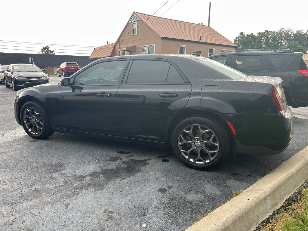 2017 Chrysler 300 Image 3