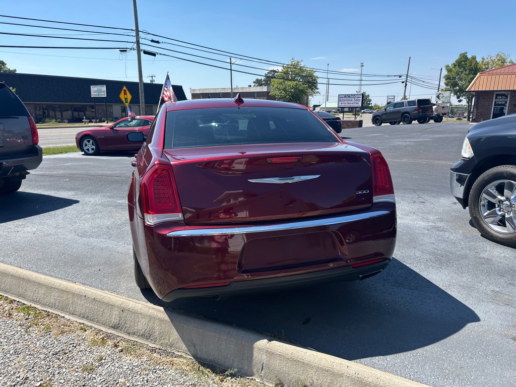 2017 Chrysler 300 Image 4