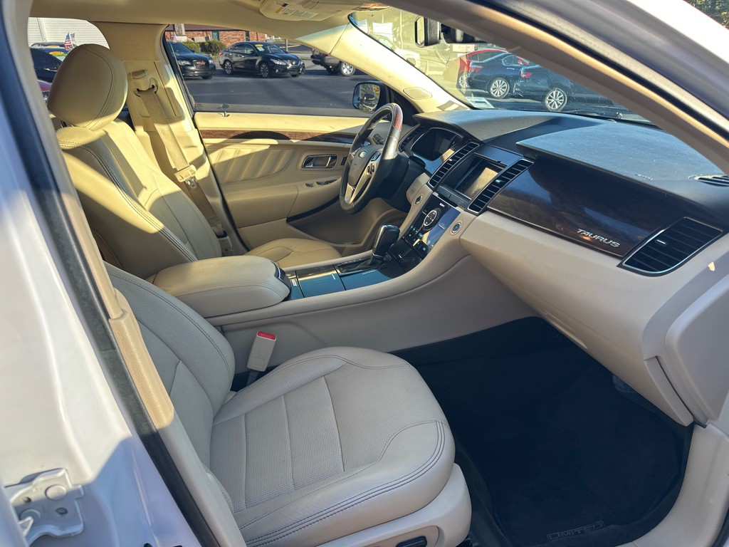2017 Ford Taurus Image 8