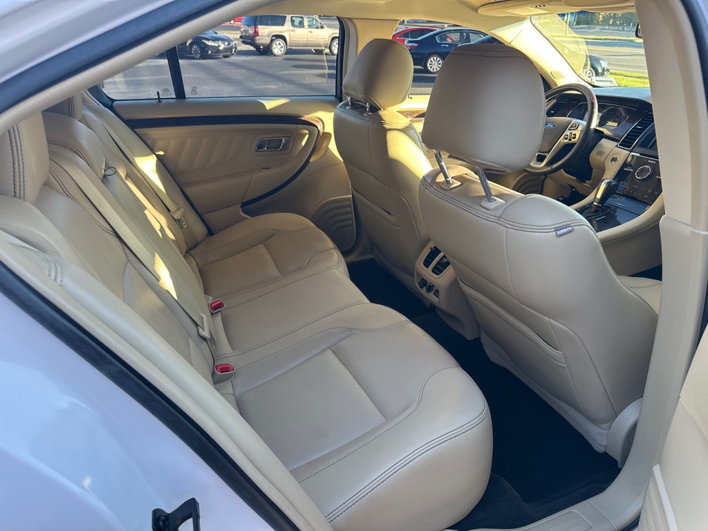 2017 Ford Taurus Image 10