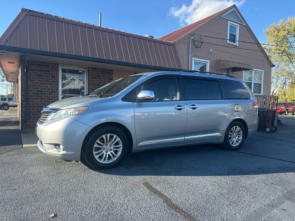 2014 Toyota Sienna Image 1