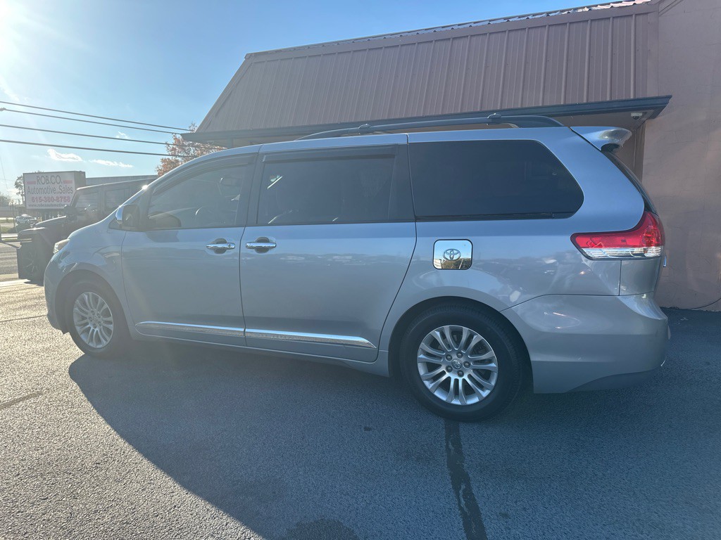 2014 Toyota Sienna Image 2