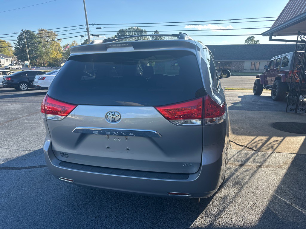 2014 Toyota Sienna Image 3