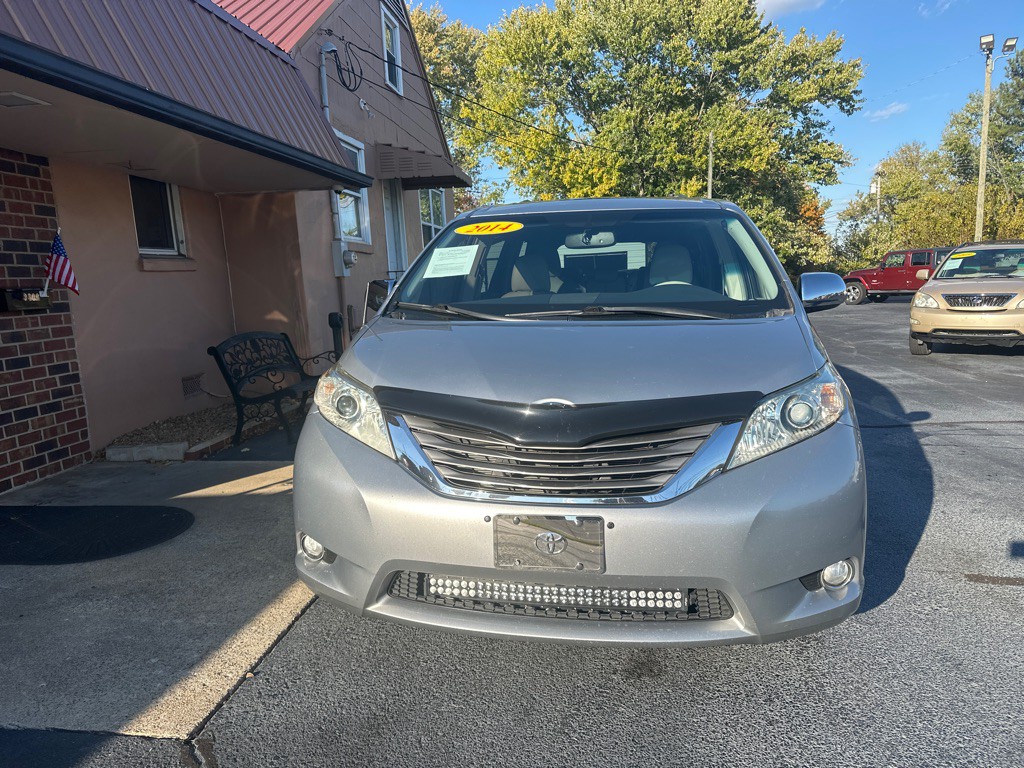 2014 Toyota Sienna Image 5