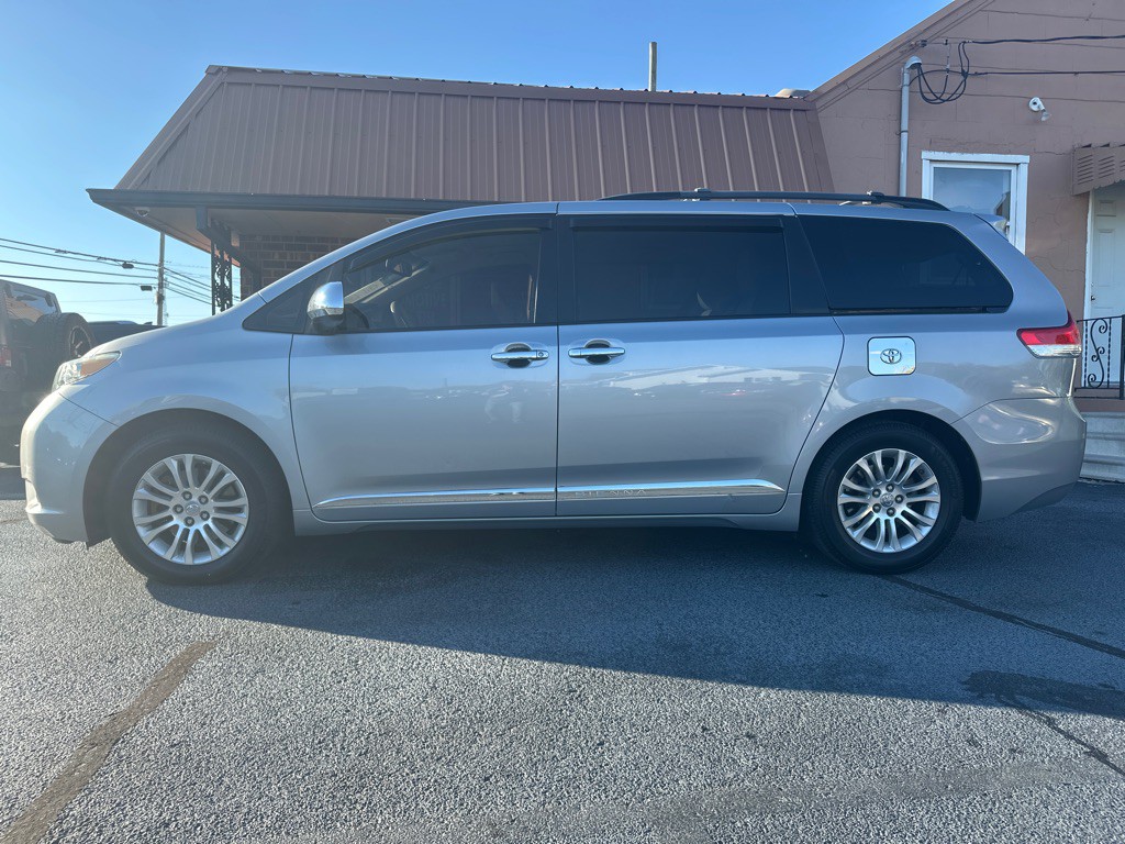 2014 Toyota Sienna Image 6