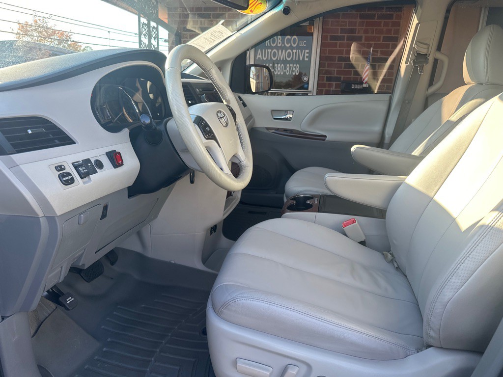 2014 Toyota Sienna Image 8