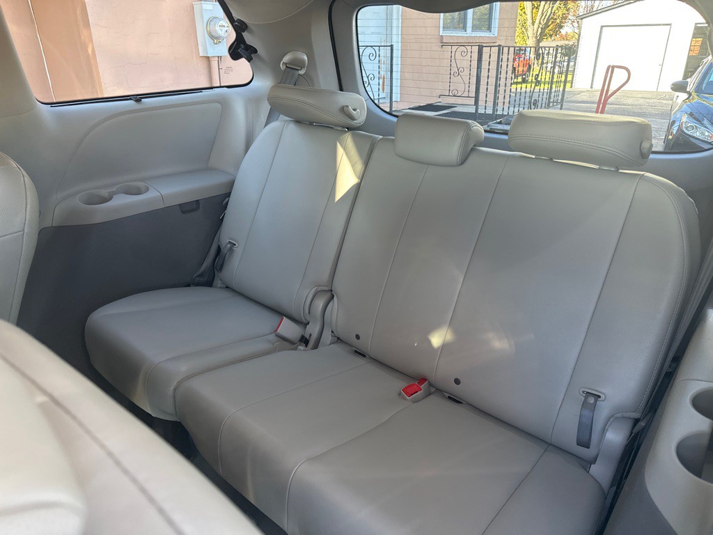 2014 Toyota Sienna Image 10