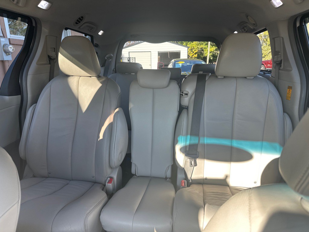 2014 Toyota Sienna Image 13