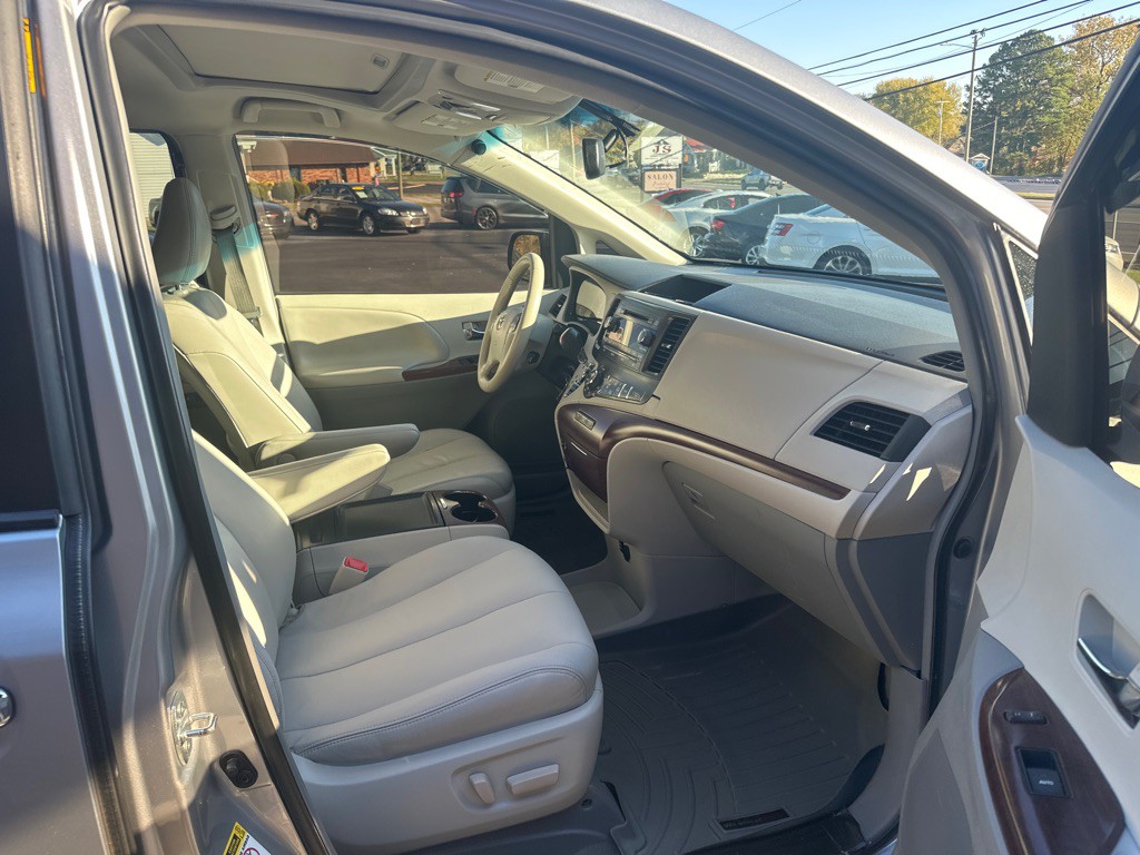 2014 Toyota Sienna Image 14