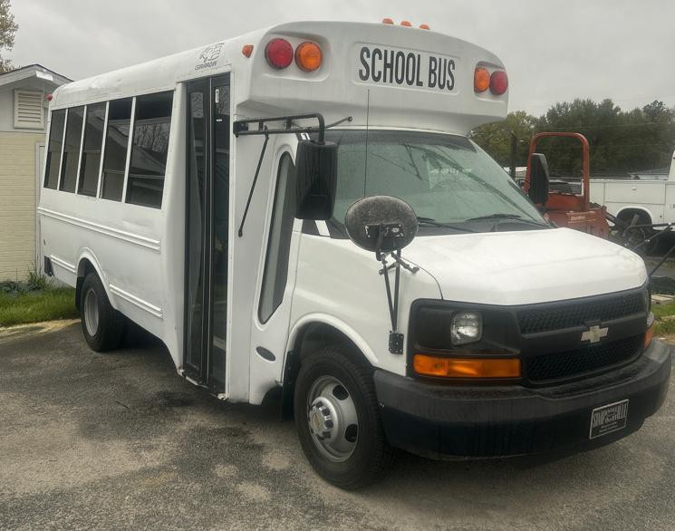 2003 Chevrolet Express Image 1