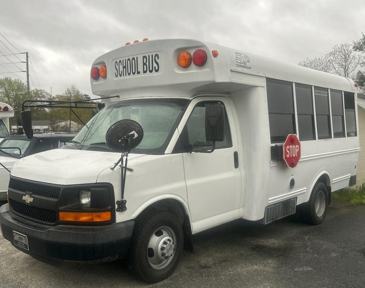 2003 Chevrolet Express Image 2