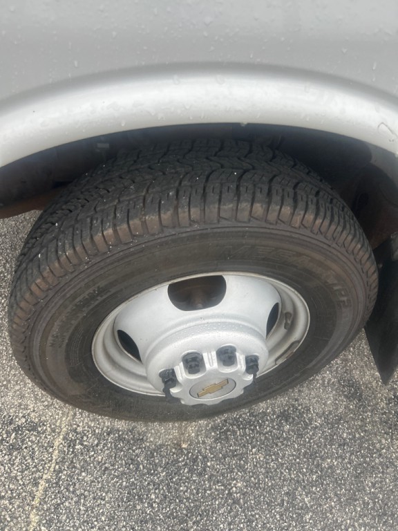 2003 Chevrolet Express Image 3