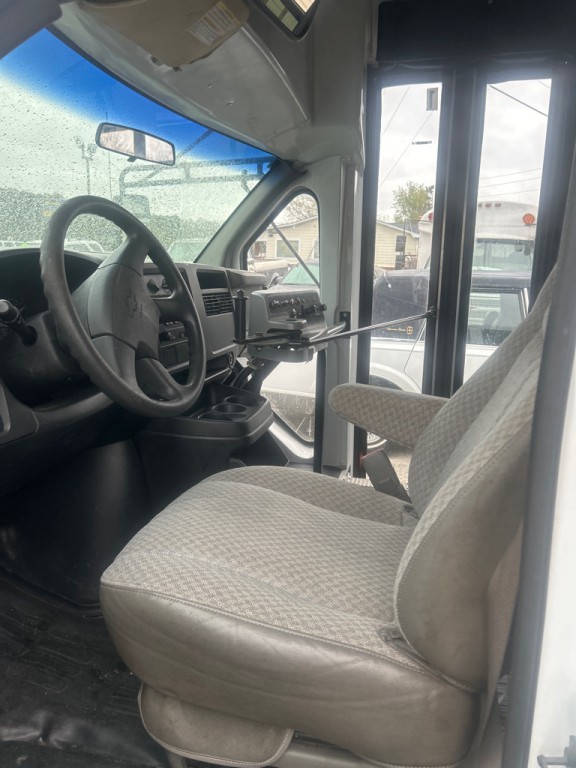 2003 Chevrolet Express Image 4