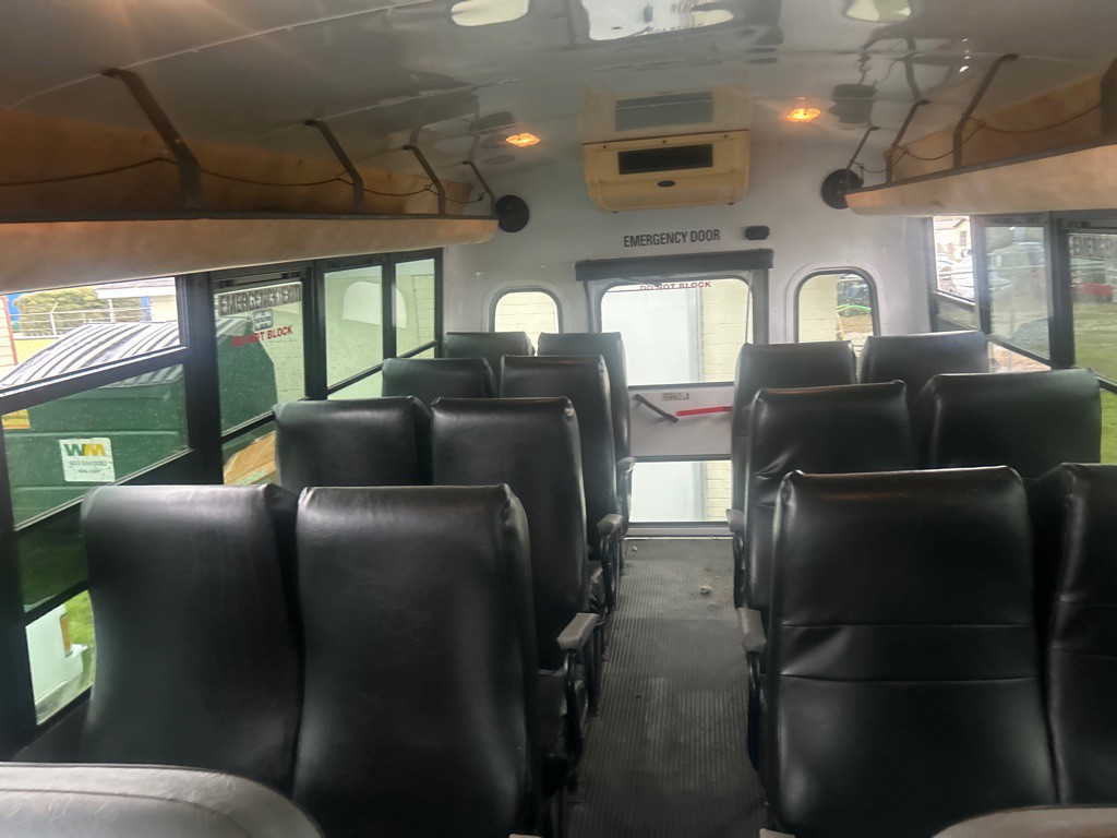 2003 Chevrolet Express Image 7