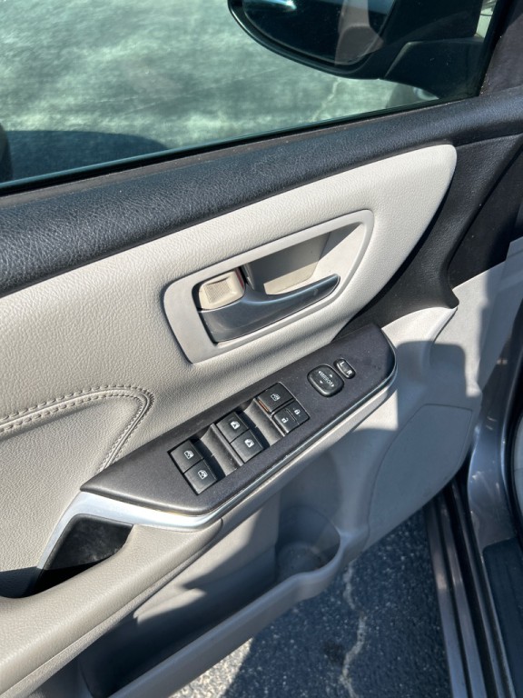 2016 Toyota Camry Image 8