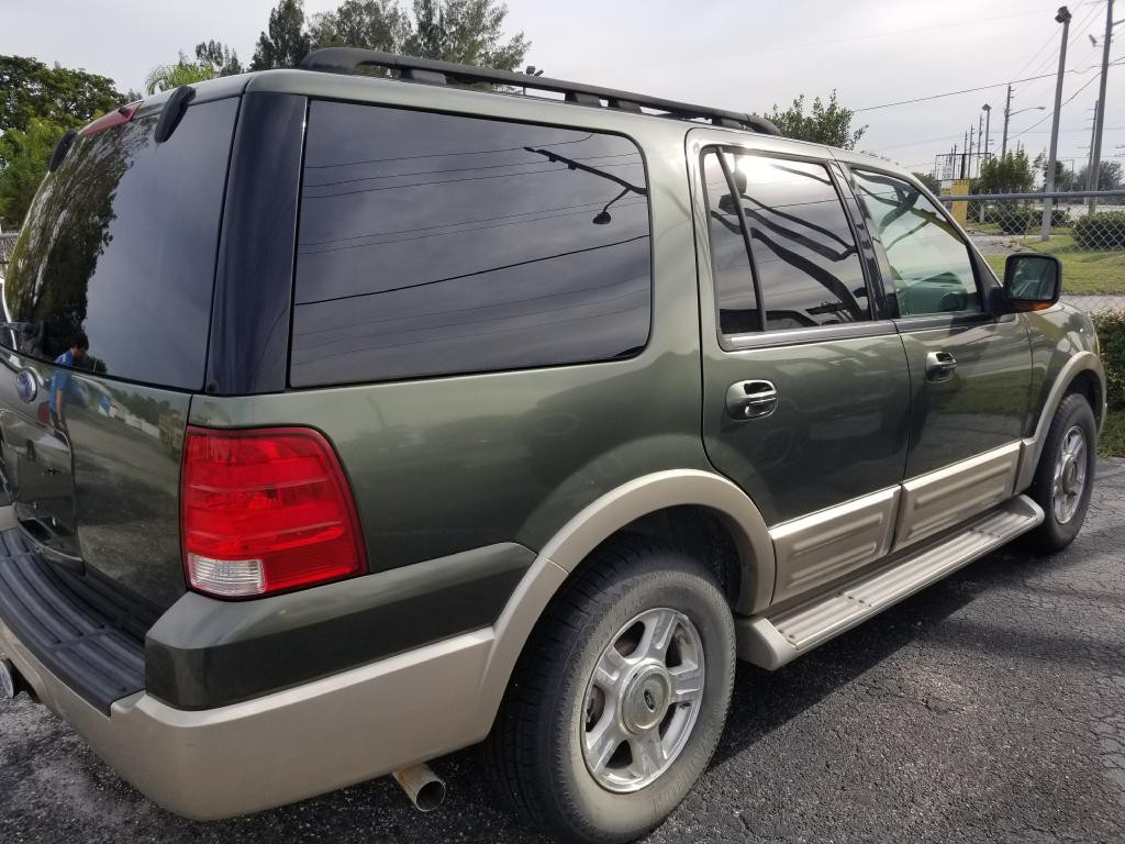 2005 Ford Expedition Image 2