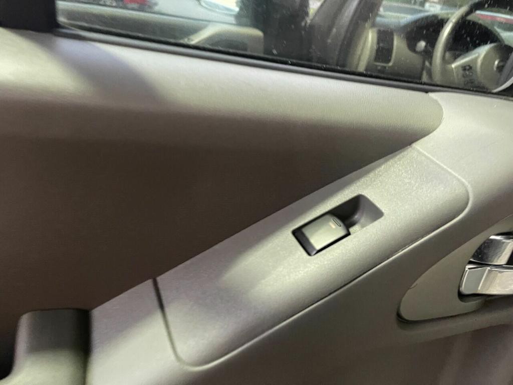 2013 Nissan Frontier Image 24