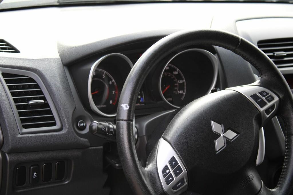 2012 Mitsubishi Outlander Image 11