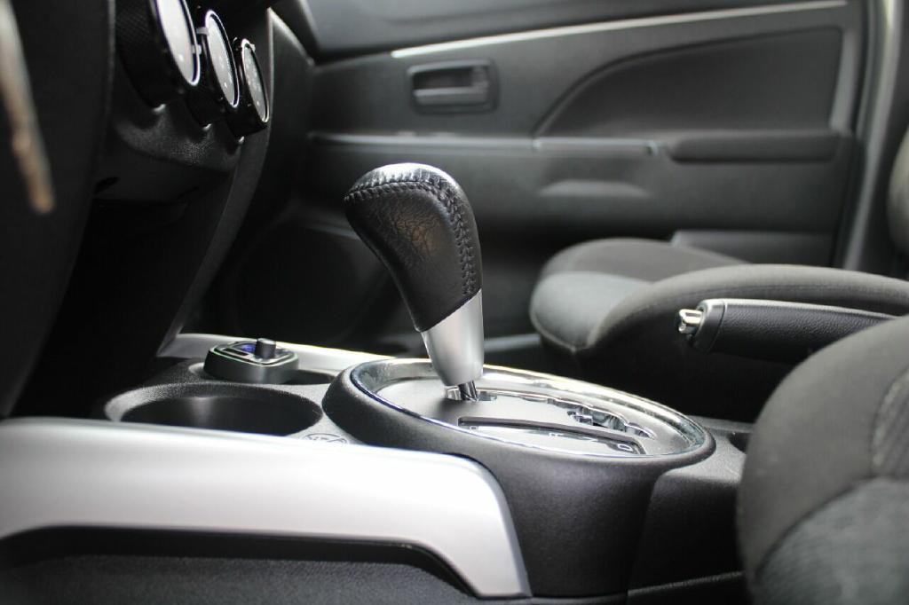 2012 Mitsubishi Outlander Image 16