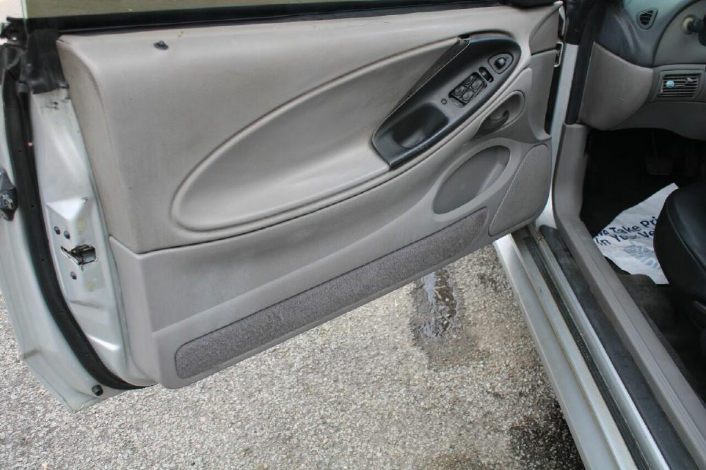 2004 Ford Mustang Image 10