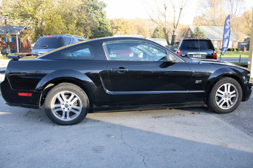 2005 Ford Mustang Image 2