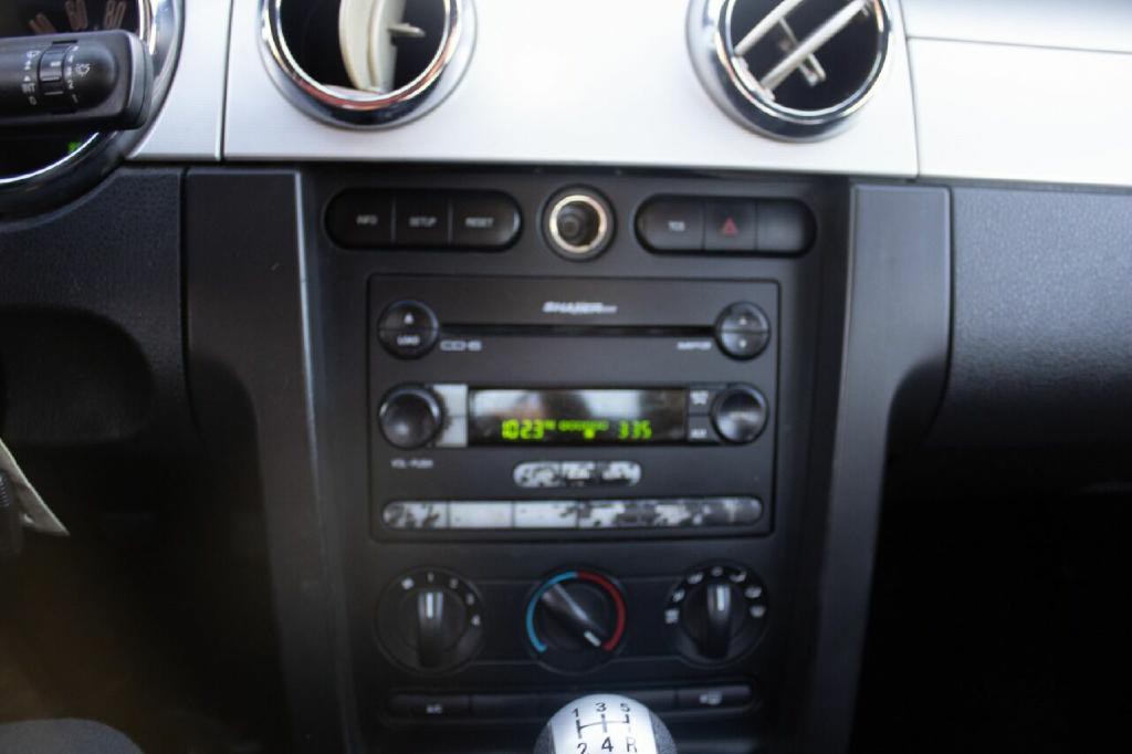 2005 Ford Mustang Image 20