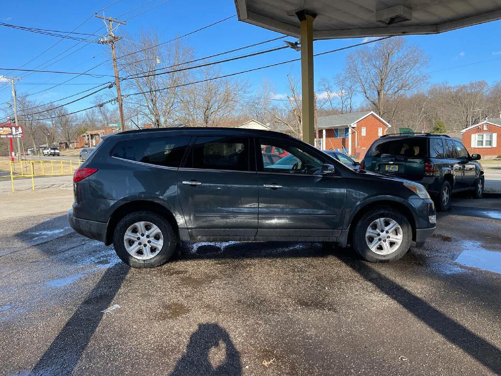 2011 Chevrolet Traverse Image 2