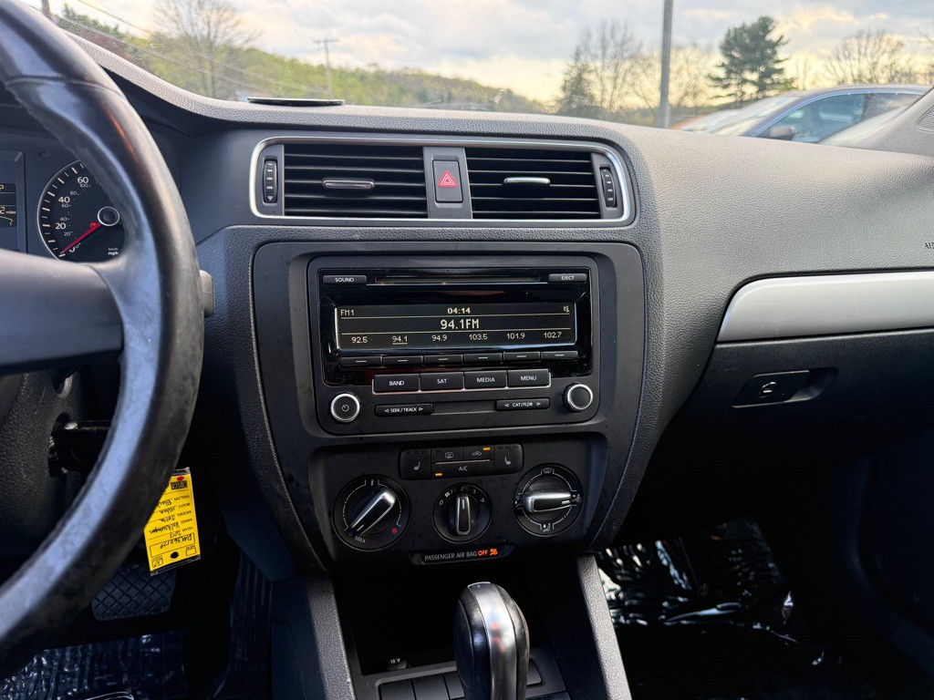 2013 Volkswagen Jetta Image 11