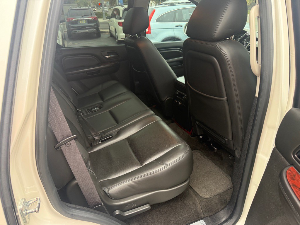 2013 Cadillac Escalade Image 12