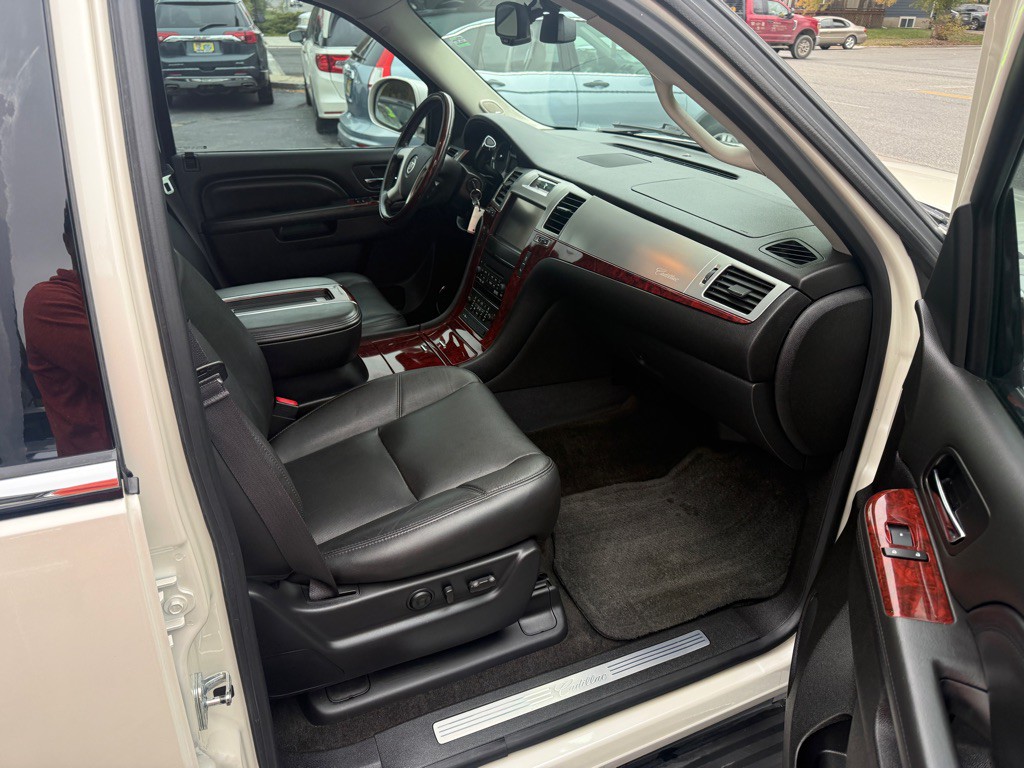 2013 Cadillac Escalade Image 13