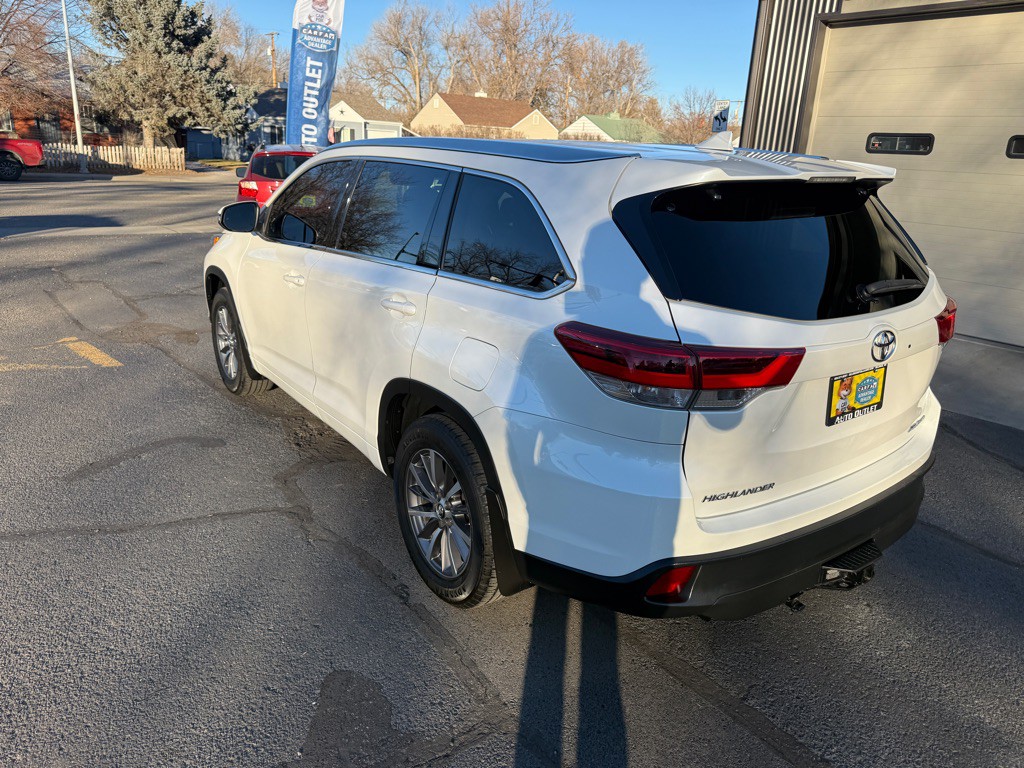 2017 Toyota Highlander Image 2