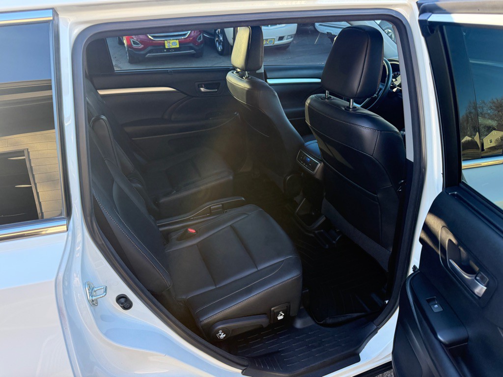2017 Toyota Highlander Image 12