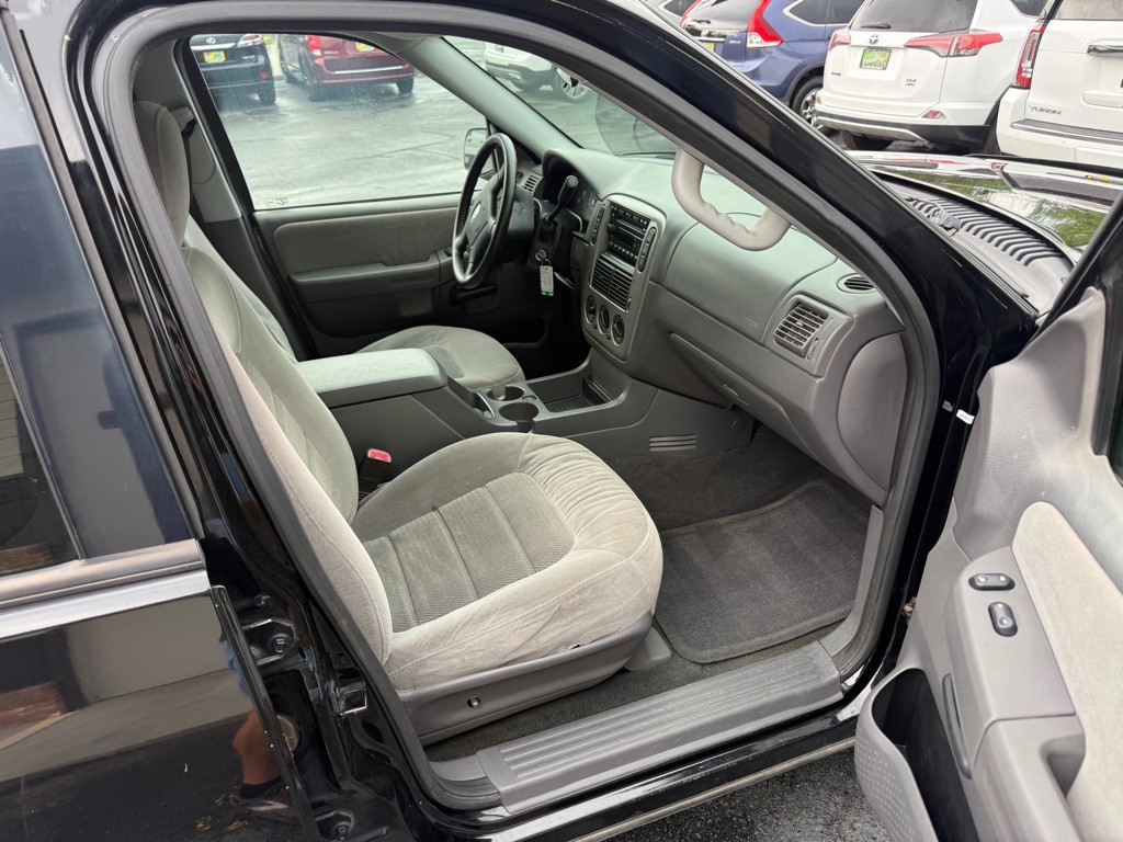 2005 Ford Explorer Image 9