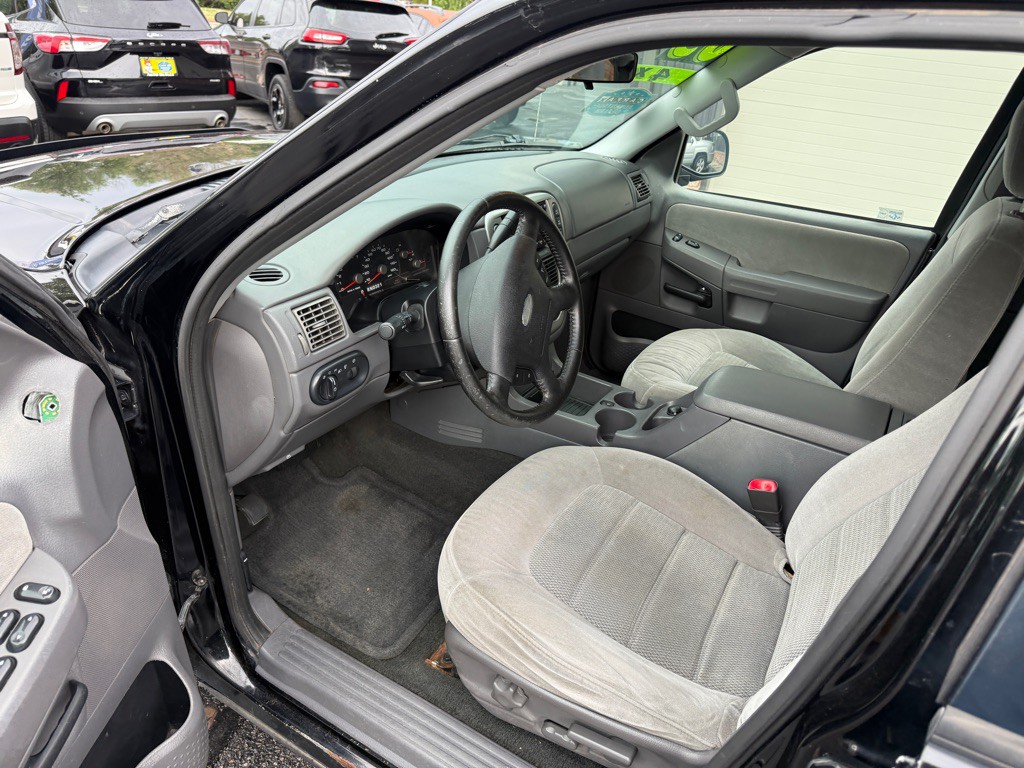 2005 Ford Explorer Image 10