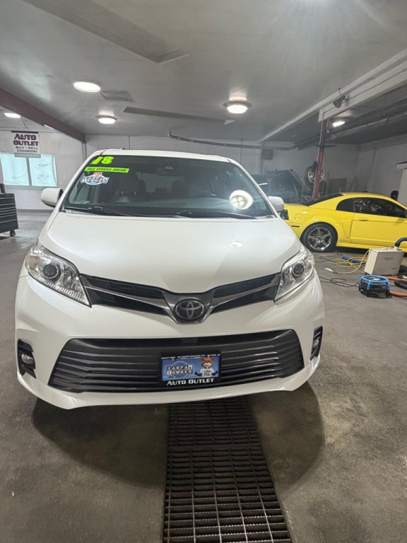 2018 Toyota Sienna Image 2