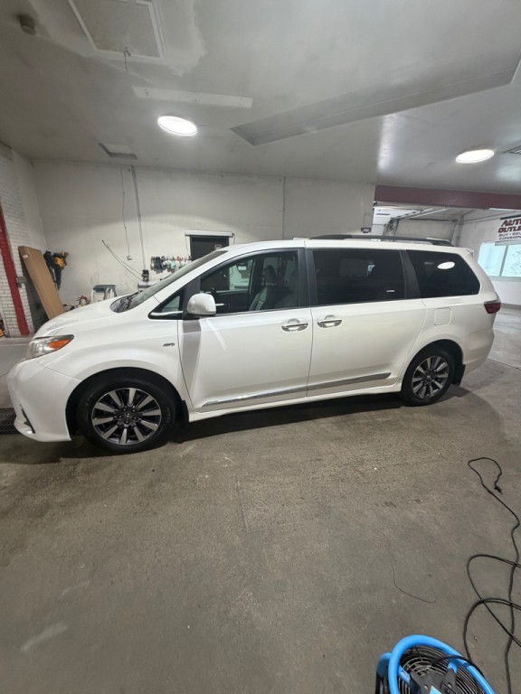 2018 Toyota Sienna Image 3