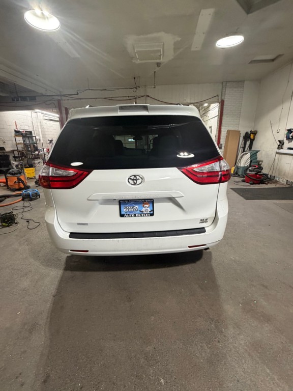 2018 Toyota Sienna Image 4