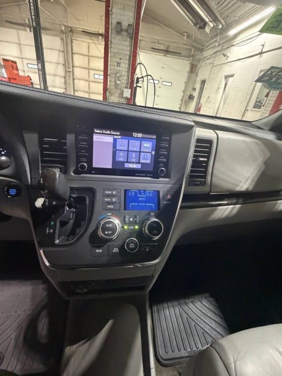 2018 Toyota Sienna Image 8