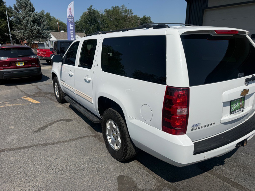 2013 Chevrolet Suburban Image 2