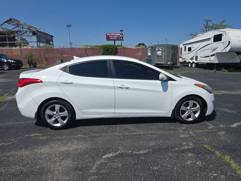 2013 Hyundai Elantra Image 2
