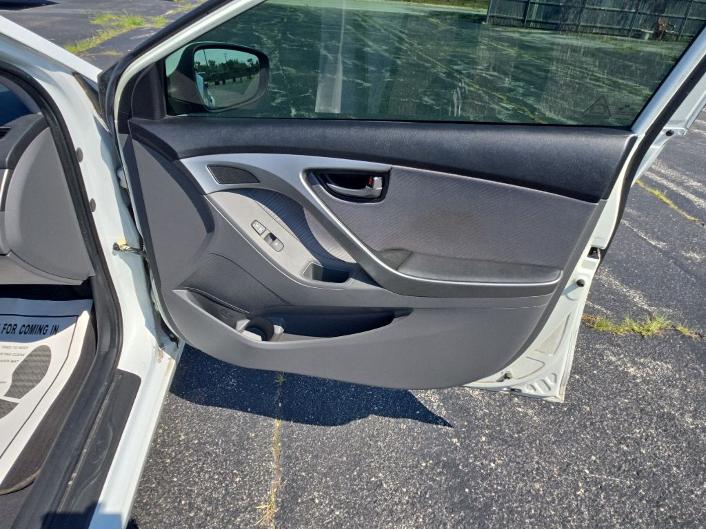 2013 Hyundai Elantra Image 16