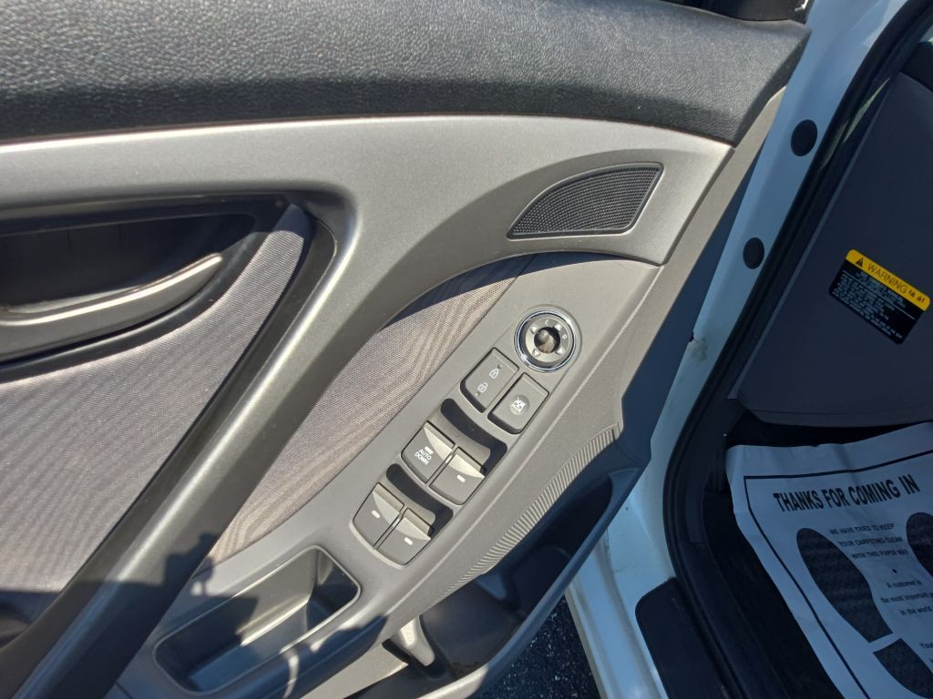 2013 Hyundai Elantra Image 17