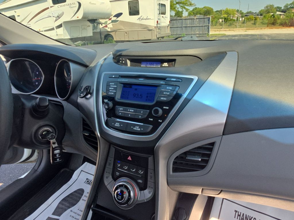 2013 Hyundai Elantra Image 18