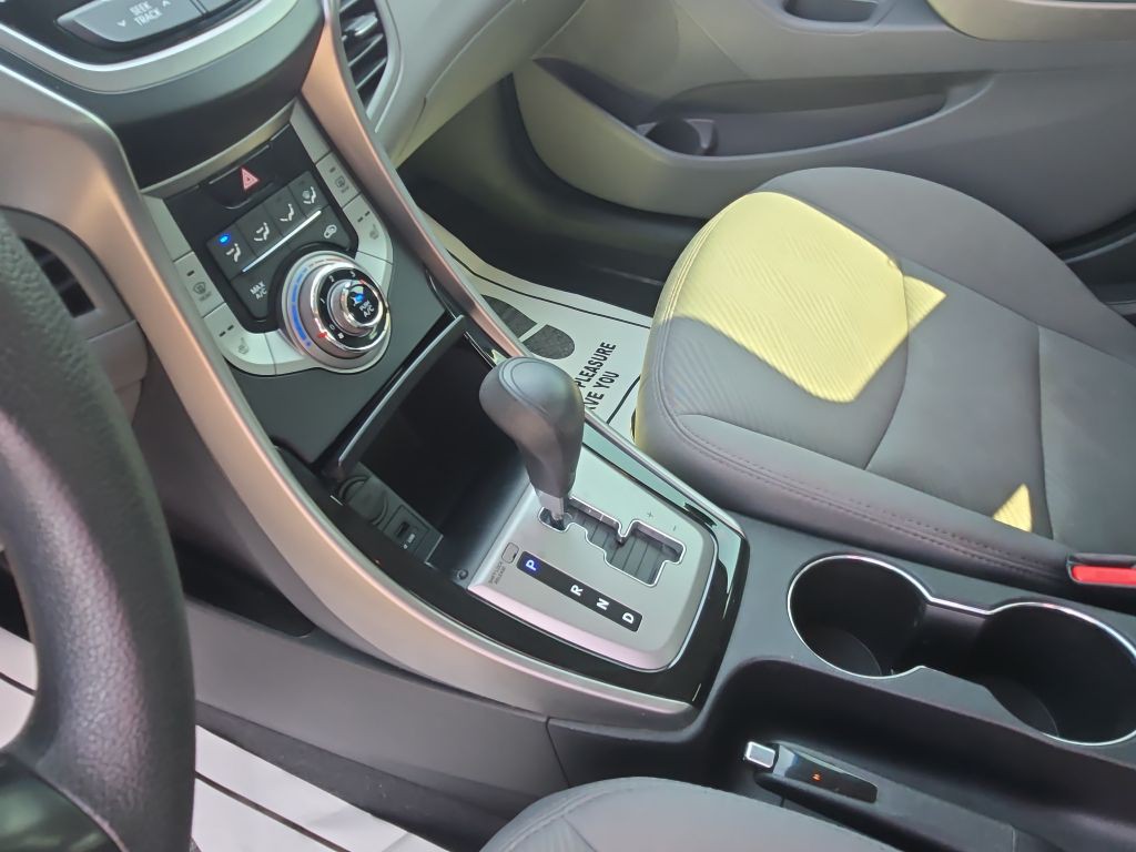 2013 Hyundai Elantra Image 19