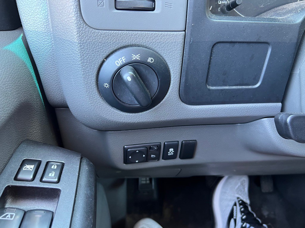2015 Nissan NV Image 23
