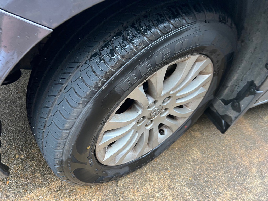 2014 Toyota Sienna Image 2