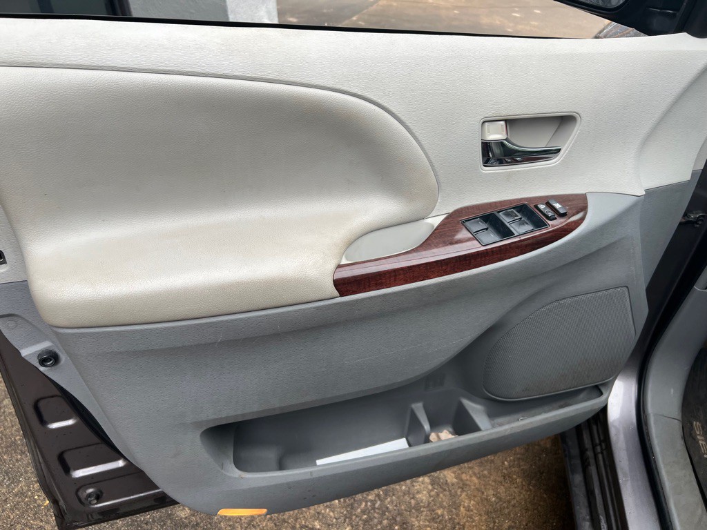 2014 Toyota Sienna Image 3