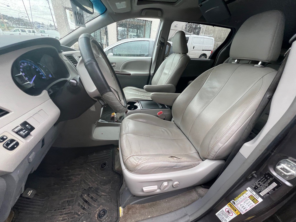 2014 Toyota Sienna Image 4