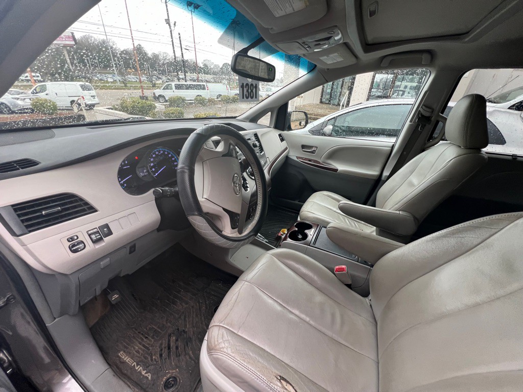 2014 Toyota Sienna Image 5
