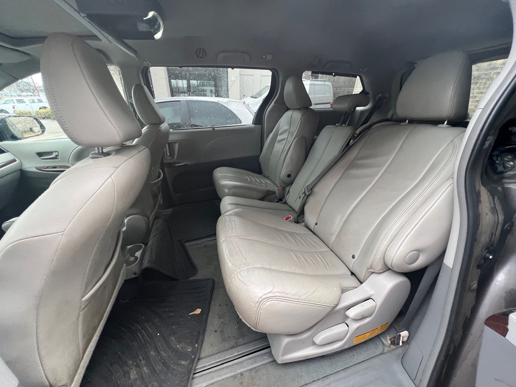 2014 Toyota Sienna Image 7